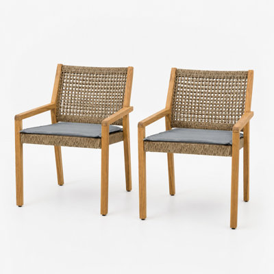 Ensemble de 2 fauteuils de salle à manger d'extérieur toutes saisons fabriqués avec une structure en bois d'acacia massif, une assise et un dossier en osier résistant aux intempéries, des coussins de siège rembourrés doux, une conception ergonomique de soutien