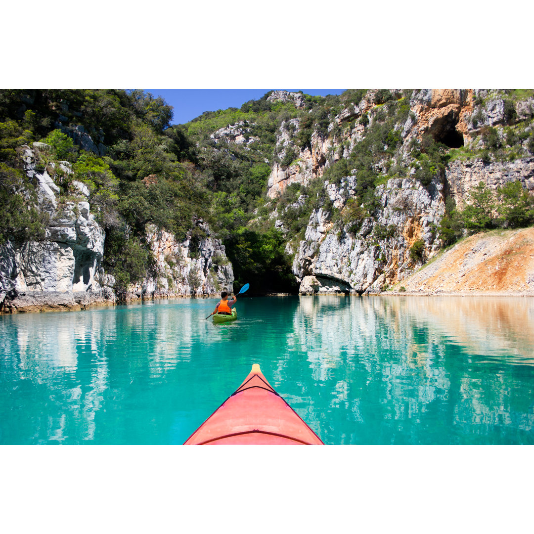 Kajakfahren auf dem Fluss Verdon, in der Provence, Frankreich von Seraficus - Kunstdrucke ohne Rahmen auf Leinwand