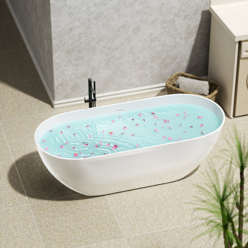 Baignoire autoportante relaxante avec surface solide et salle de bain moderne