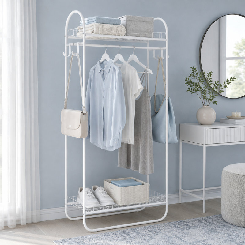 Portant à vêtements blanc en métal avec double tablettes de rangement, tringle de suspension et crochets latéraux pour l'organisation de la chambre à coucher
