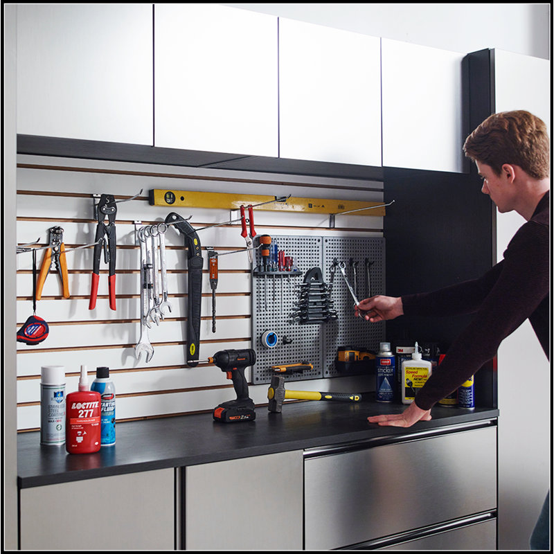 Armoire de garage murale gris Nova Series avec portes à fermeture douce et compartiments de rangement profonds Nova
