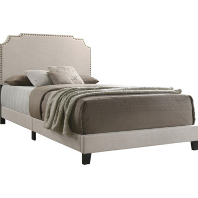Grand lit à panneau beige avec design transitionnel et détails cloutés