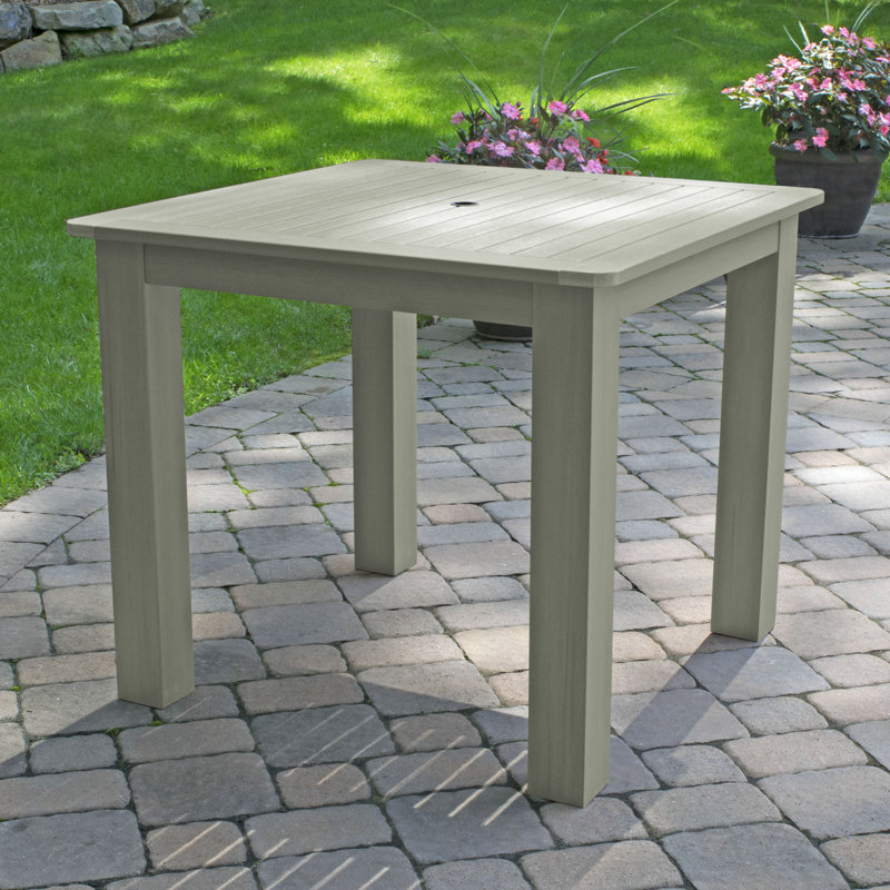 Table de salle à manger en plastique Highsmith, H 30 po x l 42 po x P 84 po, Eucalyptus