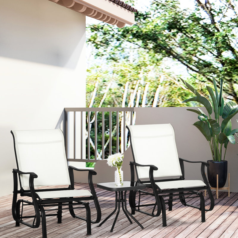 3 balançoires d'extérieur dans un cadre en acier blanc crème, une table en verre trempé pour la terrasse, une cour de détente avec une construction crémeuse de patio, un jardin, une cour, une pelouse