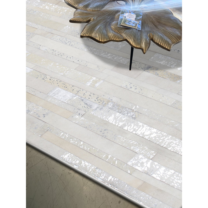 Tapis blanc / argent en cuir de vache fabriqué à la main Meenu, Rectangle 5 pi x 7 pi