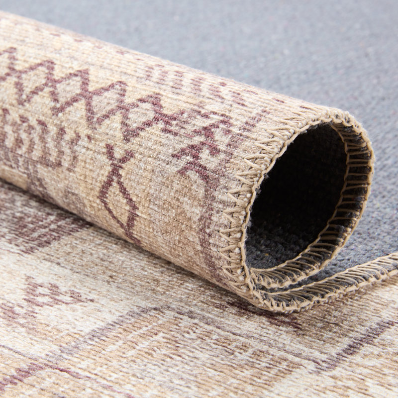 Tapis géométrique en polyester tissé à la machine lavable à la machine en beige / bourgogne, Rectangle 7 pi 6 po x 10 pi
