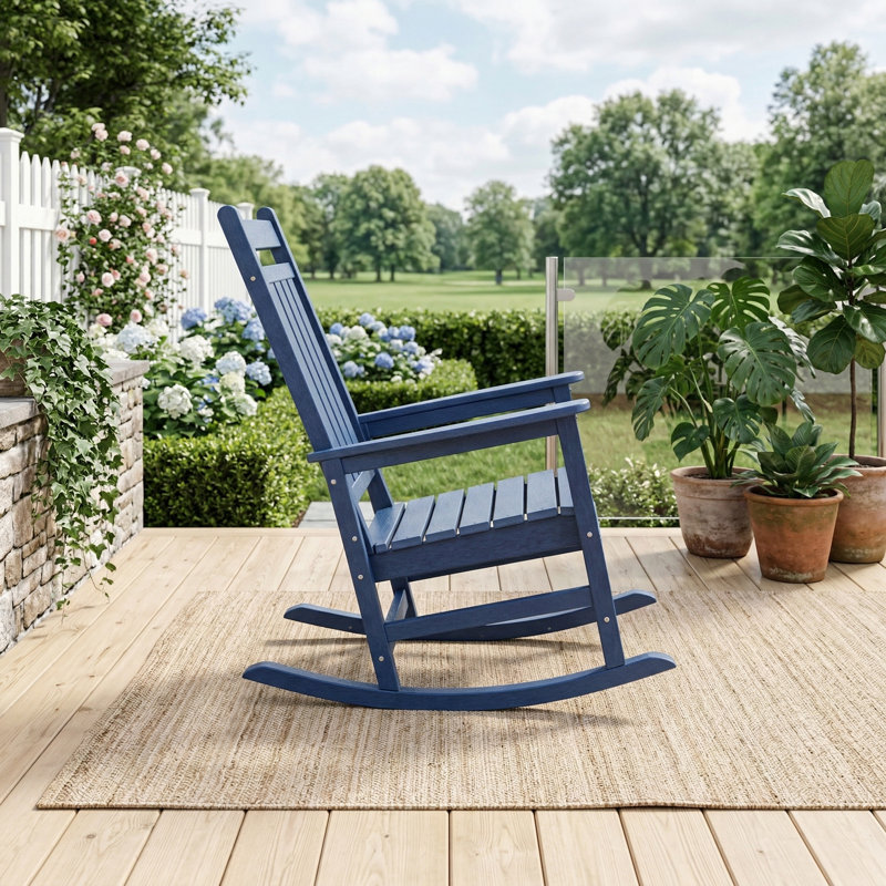 Un ensemble de chaises berçantes 3 pièces conçu pour une utilisation par tous les temps. Comprend deux chaises berçantes et une table d'appoint. Comprend une finition texturée en bois avec des accents bleu marine.