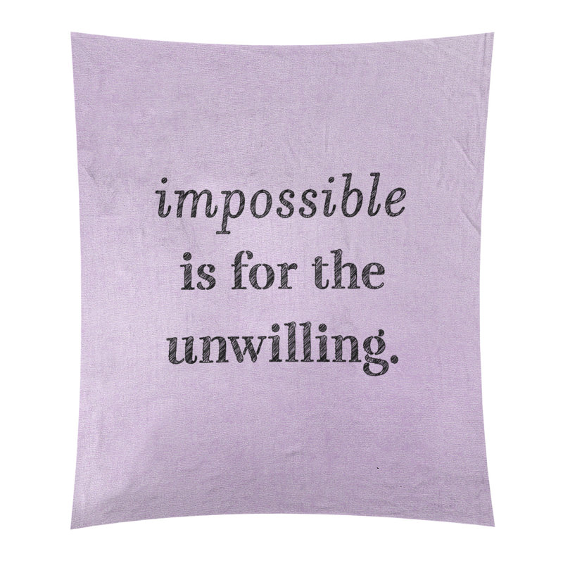 Tapisserie quote « impossible à écrire » en polyester, H 80 po x l 68 po, Mauve / noir