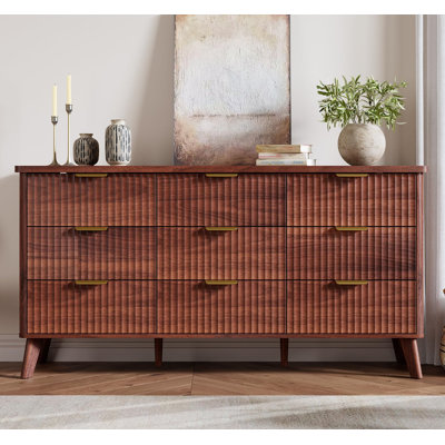 Commode cannelée moderne à 61 tiroirs l 61 po - Commode en bois avec rangement profond - Profil courbé, grand mobilier rustique - chambre à coucher, chambre de bébé, salon - noyer rouge (rougeâtre)