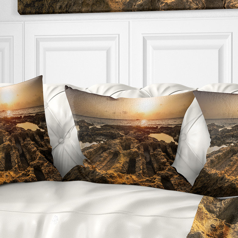 Coussin décoratif avec lumière du soleil sur les ruines antiques, 16 po x 1 po, Carré