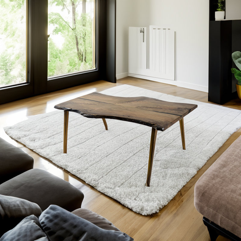 Table basse à quatre pieds