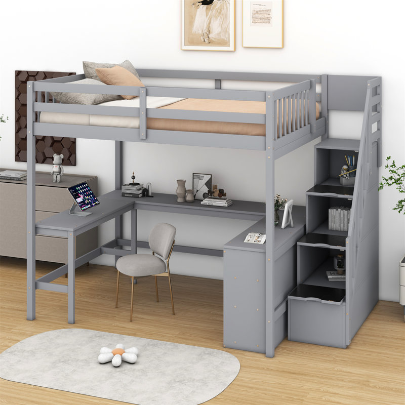 Lit mezzanine avec bureau intégré en forme de L et tablettes de rangement à trois niveaux, et escalier de rangement attaché