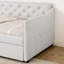 Lit de jour simple avec lit gigogne escamotable et accoudoirs de charge, accoudoirs ondulés à boutons au design Mid-Century, structure en contreplaqué pour une capacité de 300 lb, espace de couchage supplémentaire multifonctionnel, lin-133092833