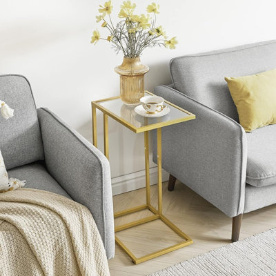 Table de bout en forme de C avec plateau en verre trempé - table d'appoint en métal doré et plateau télé, conception coulissante pour les petits espaces dans le salon, la chambre à coucher, le couloir ou le bureau