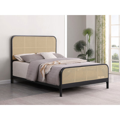 Grand lit en métal Coastal avec finition noire, sangles de canne ouvertes et coins arrondis pour l'esthétique de la chambre à coucher, les bords décoratifs