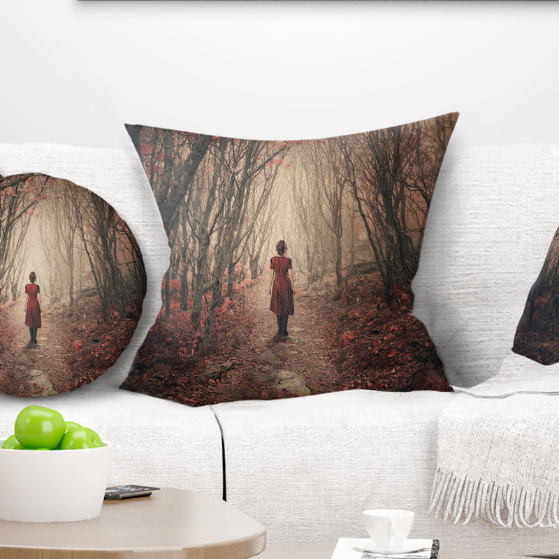 Photographie, femme dans un forêt givrée, 16 po x 1 po, Coussin décoratif