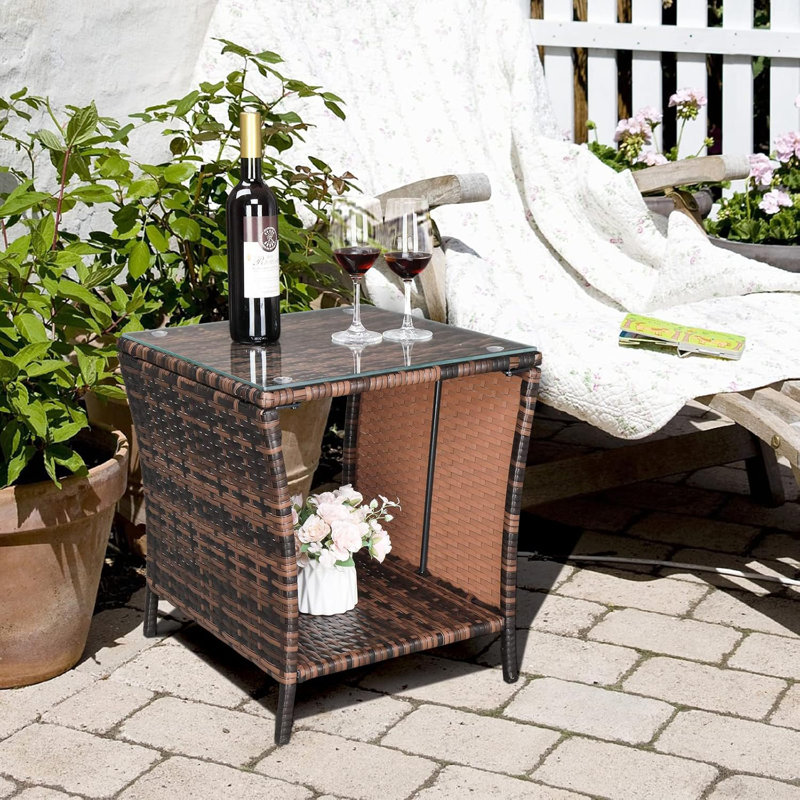 Table d'appoint d'extérieur en osier 17,8 po avec plateau en verre trempé et tablette de rangement