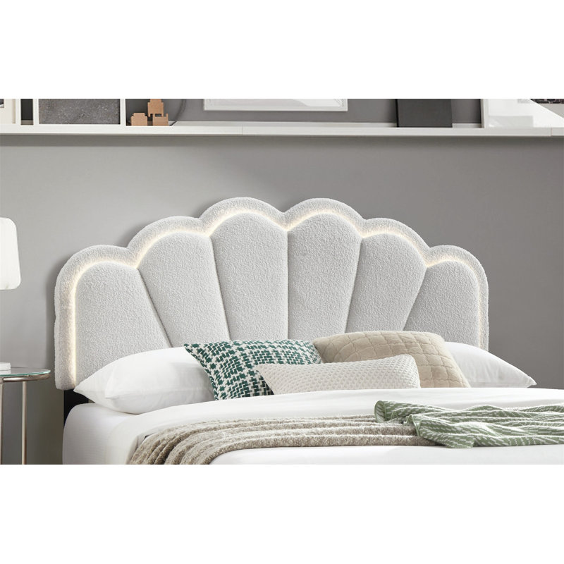 Lit plateforme luxueux en laine grand format avec tête de lit à motif floral et lumières DEL intégrées pour les chambres élégantes