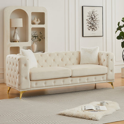 Canapé Chesterfield beige moderne classique, canapé rembourré en velours de 82,5 po avec détails capitonnés, pieds en métal et 2 coussins décoratifs