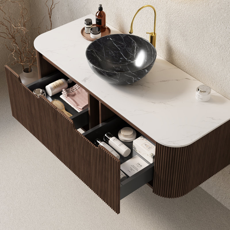 Meuble-lavabo de salle de bain 48 po Dina, meuble-lavabo rayé à bords arrondis avec 2 tiroirs, cuve en céramique noire et plateau en pierre frittée blanc de Carrare, pré-assemblé, grain de bois noyer foncé