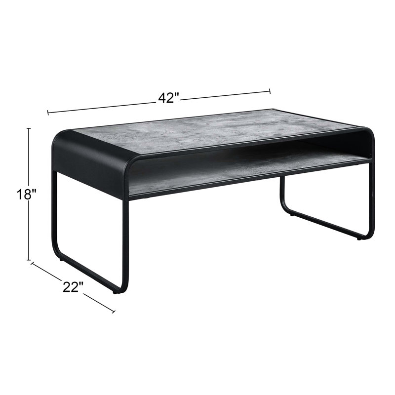 Table basse rectangulaire avec structure en métal noir, rangement ouvert et structure Kd dans un cadre industriel moderne avec finition gris béton, tablette pour le décor du salon