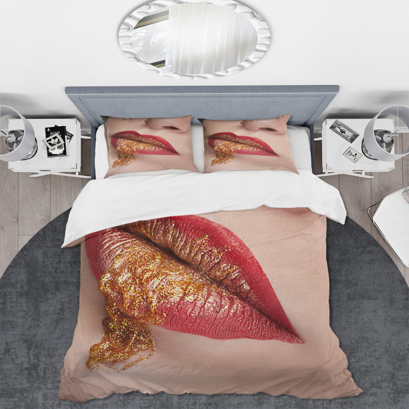 Gros plan sur les lèvres avec un maquillage rouge et doré - Ensemble de housse de couette moderne - Polyester en microfibre