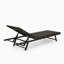 Chaise longue de patio moderne près de la piscine-333132058-333132059