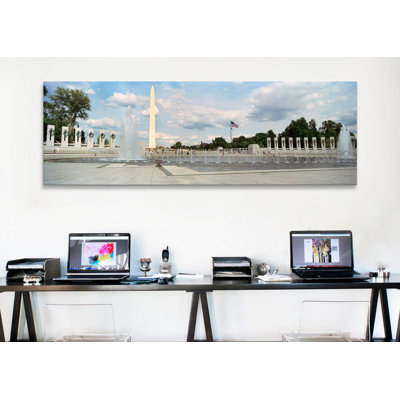 «National World War II Memorial and the Washington Monument, Washington, D.C.» Reproduction de photo sur toile
