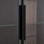 Vitrine lumineuse à DEL avec porte en verre. Moderne pour le bureau personnel. Pieds en métal, matériau. 4 tablettes réglables, 2 tiroirs de rangement, lumières trempées noires et noyer foncé. Maison minimaliste. .-1097734478