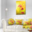 Coussin décoratif à fleurs rouges sur fond jaune-29894687-89812260