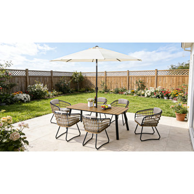 Ensemble de salle à manger d'extérieur 7 pièces comprenant une table en bois, des chaises en acier tressé à la main et antirouille, des coussins déperlants, un design scandinave pour les espaces de jardin, résistant aux intempéries, offrant des sièges confortables.