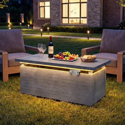 Foyer de table rectangulaire au propane à grain de bois H 22 po x l 51 po, table de foyer d'extérieur en métal 50 000 BTU avec lumière dorée à DEL, pare-vent en verre, verre pare-feu et housse pour patio, cour et jardin