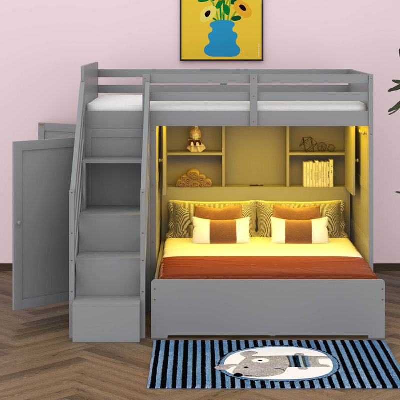 Lit superposé simple au dessus d'un lit double avec station de charge et lumières DEL, lit superposé en bois massif avec tablettes, escaliers et garde-robe