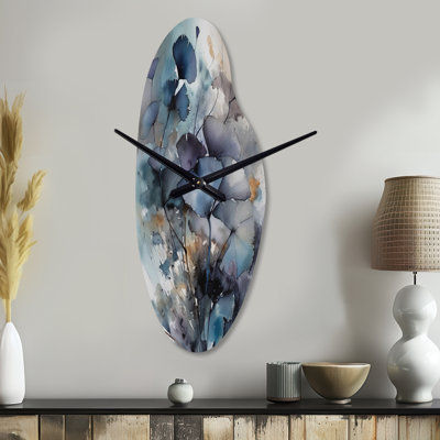 «Blue and Flowers Bouquet L'interpretation» - Horloge murale incurvée en métal, horloge murale asymétrique bleue