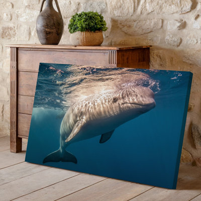 Toile, une scène sereine sous-marine avec une baleine béluga nageant gracieusement dans des eaux bleues claires, "La baleine est positionnée", art mural