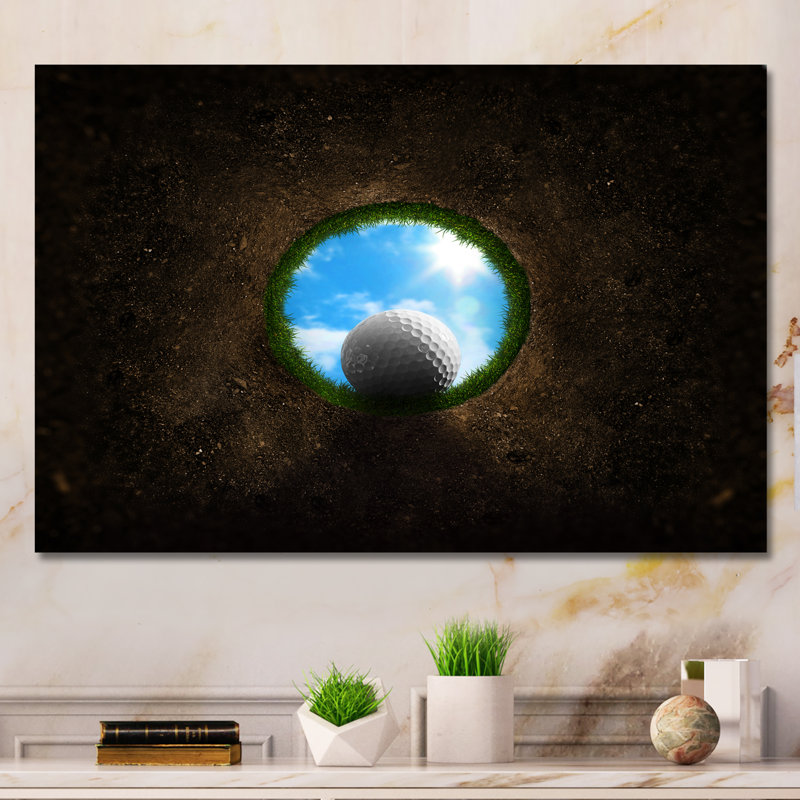 «Golf Ball Falling Into», reproduction sur toile, H 8 po x l 12 po x P 1 po, Toile tendue