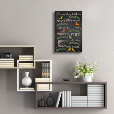 «Camping Rules Blackboard Birds» par Jean Plout, art mural en verre acrylique, 16 po x 24 po
