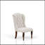 Luxueux fauteuil à oreilles rembourré avec coussins moelleux et design classique pour une assise confortable et un décor élégant