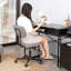 Chaise de travail sans accoudoirs en laine d'agneau 23 po pivotante réglable avec dossier capitonné-554103489-554103491