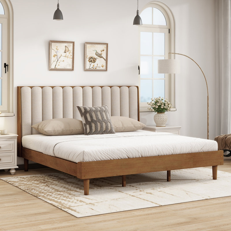 Lit en bois avec tête de lit tapissier de style piano et structure renforcée, parfait pour les meubles de chambre à coucher modernes et durables.
