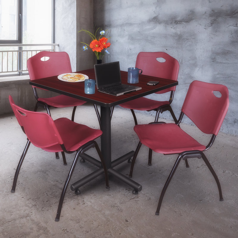 Table de salle de repos carrée Nicklo, chaises empilables 4 M, Bourgogne, Acajou