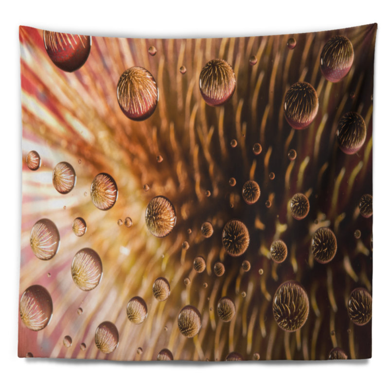 Fleur brune colorée dans une tapisserie de gouttes de pluie, H 50 po x l 60 po