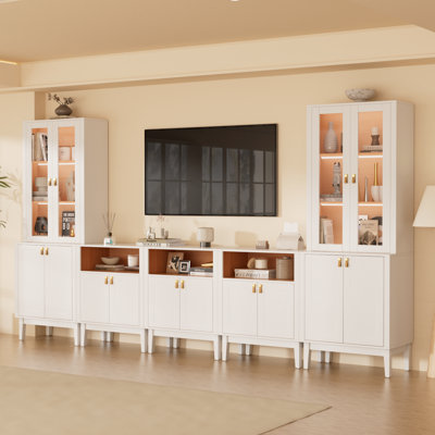  Meuble audio-vidéo modulaire de 118 po de largeur et vitrine avec lumières DEL, portes en verre, quincaillerie de couleur laiton et poignées en cuir véritable, pour téléviseurs de 75 po ou moins