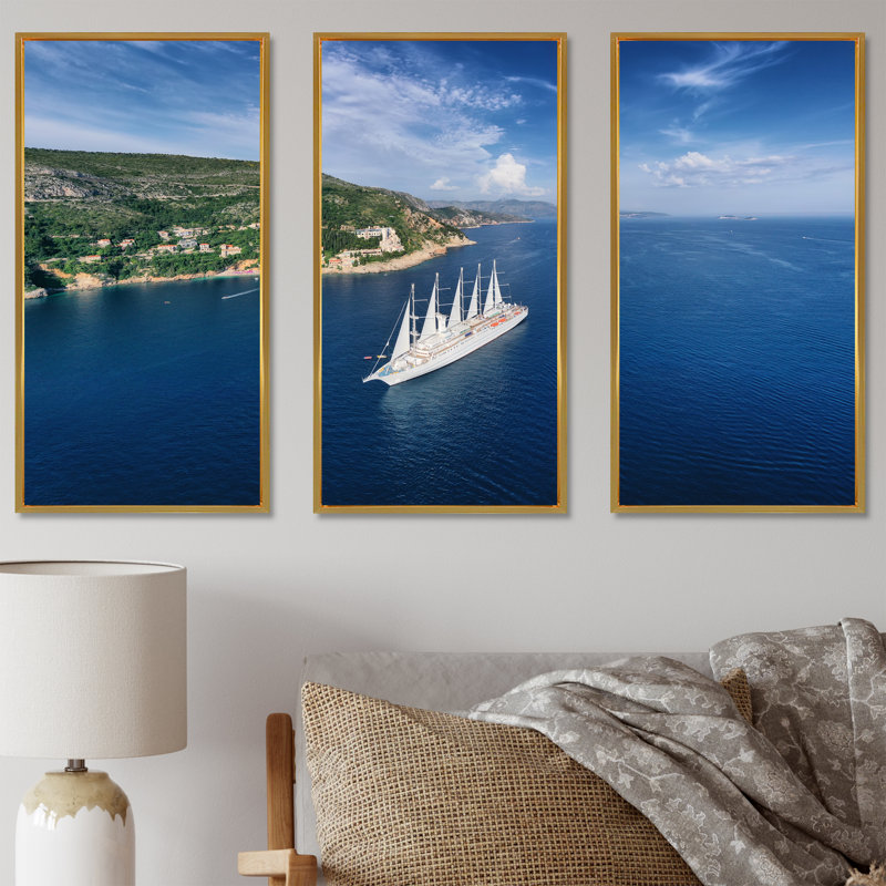 Bateau de croisière avec voiles en croatie - ensemble d'art mural bateau, Cadre flottant doré, H 32 po x l 48 po x P 1 po