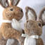 Lapin debout en fausse fourrure 22 po