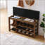 Un long banc à langer réglable en hauteur en bois d'hévéa naturel est livré avec un siège confortable, un espace de rangement dissimulé et de grands compartiments de rangement