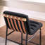 Élégante chaise à hauteur de comptoir avec revêtement bouclé et base en métal avec pieds