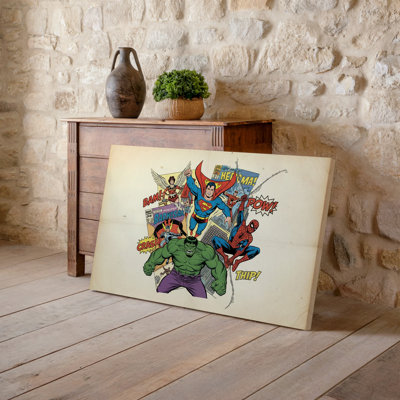 La toile crée un collage dynamique de couvertures de bandes dessinées rétro mettant en vedette des super-héros emblématiques de l'art mural avec un accent sur les poses dynamiques et l'art mural sur toile