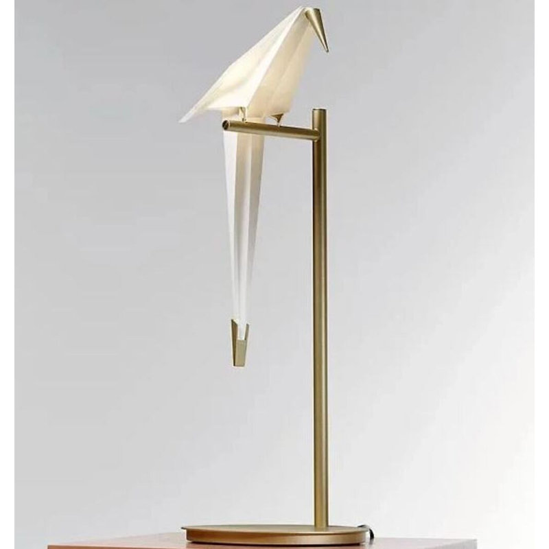 Lampe de table Renava - base en métal doré avec abat-jour en PVC blanc, éclairage décoratif moderne pour la maison