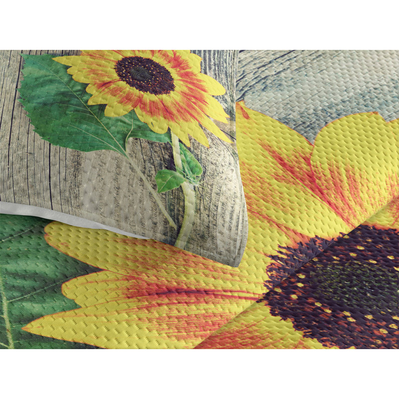 Flower Farmhouse / Country Coverlet
